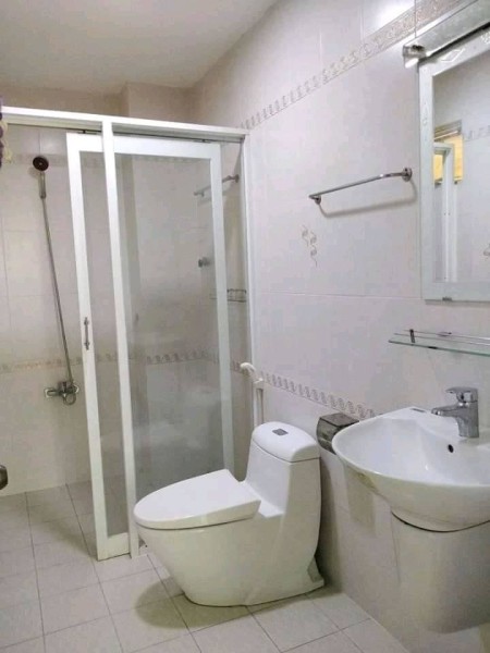 Cho thuê dài hạn nhà nguyên căn 285/166 CMT8. P12. Q10. Giá 31 triệu/ tháng