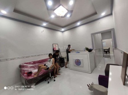 Cần cho thuê nhà rộng 76m2, 2 tầng, có 2 PN, đồ cơ bản, đường Bông Sao, Quận 8, giá 7.5 triệu/tháng