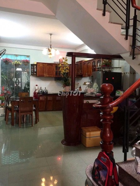 Nguyên căn đường Nguyễn Biểu, Quận 5 cần cho thuê giá 16 triệu/tháng, 3 tầng, dtsd 50m2