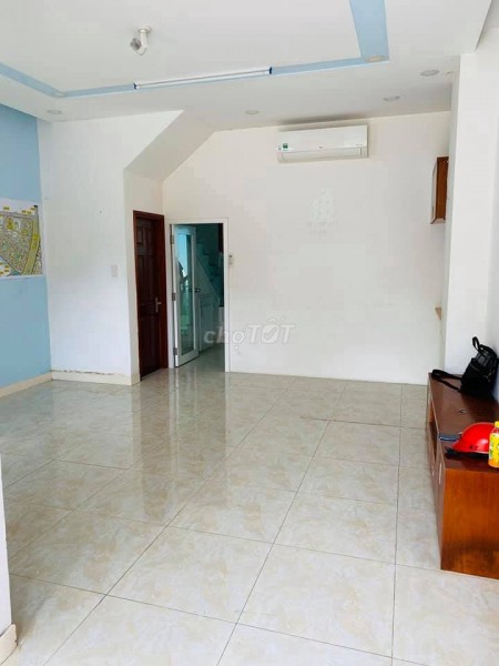 Chủ cho thuê nhà phố 3 tầng, dự án Park Riverside Quận 9, giá 15 triệu/tháng, đủ đồ dùng