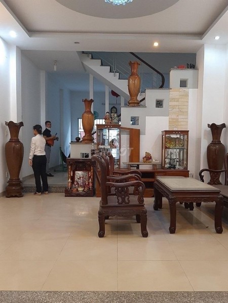 Mình cần cho thuê nhà rộng 140m2 (5x28), 3 tầng, giá 17 triệu/tháng, Tăng Nhơn Phú, Quận 9