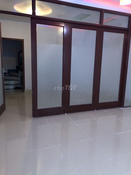 Cần cho thuê nhà rộng 55m2, 3 tầng, 4 PN, giá 24 triệu/tháng, hẻm Trường Sa, Phú Nhuận
