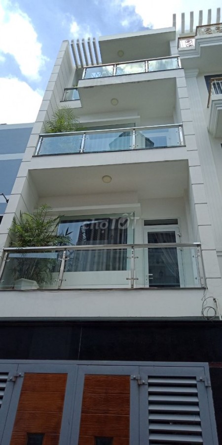 Có nhà nguyên căn tại CMT8 cần cho thuê. Giá cả phải chăng, 60m2, 4 phòng ngủ, 5 toilet