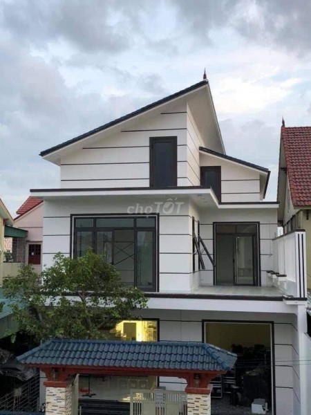 Nhà nguyên căn ngay trung tâm quận 2. Nhà rộng 330m2 có sân vườn rộng, thoáng mát. Giá chỉ 55 triệu