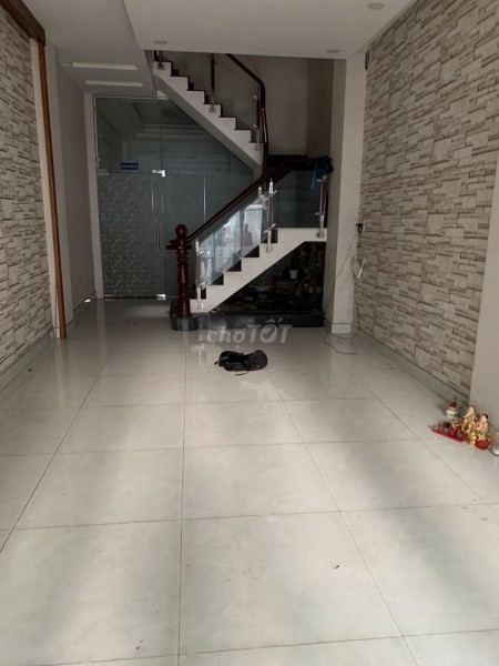 Cho thuê nhà rộng 88m2 (4mx22m), 3 lầu, sân rộng, giá 22 triệu/tháng. Nguyễn Ngọc Nhựt, Tân Phú