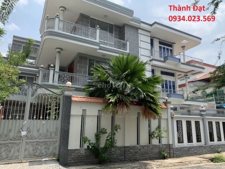 Khu biệt thự Nguyễn xí có 1 căn cần cho thuê. Giá 50tr dt 200m2 ( 9 pn lớn, 9wc)). Khách thiện chí có thương lượng.