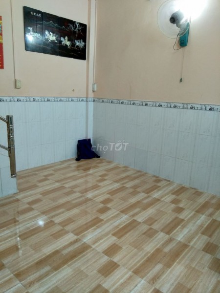 Còn trống nhà rộng 20m2, 3 tầng, hẻm Trần Hưng Đạo, Quận 5, còn mới nguyên, giá 7 triệu/tháng