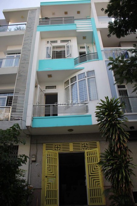 Cho thuê nhà mặt tiền Sát bên Belleza Quận 7. Có thể ở hoặc kinh doanh. Giá 18 triệu/tháng, diện tích 4mx18m