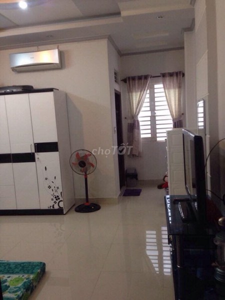 Nguyên căn rộng 90m2, 2 tầng, kiến trúc đẹp, hẻm đường số 49, Quận 7, giá 11.5 triệu/tháng