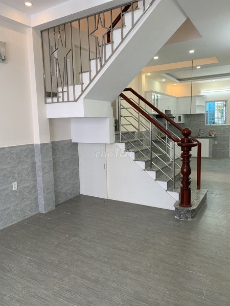 Cho thuê nhà nguyên căn mặt tiền Trần Quốc Hoàn, Quận Tân Bình Giá 38 triệu.