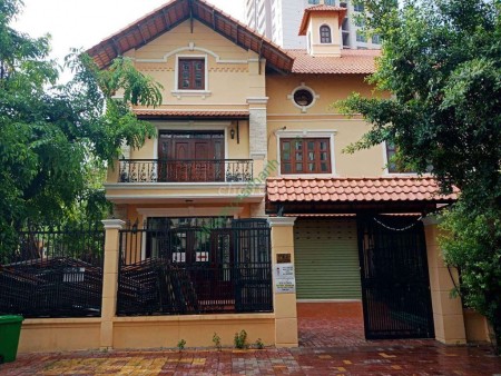 Cho thuê căn biệt thự ngay đường chính Thảo Điền, Quận 2. Nhà thiết kết theo hướng hiện đại mới mẽ.