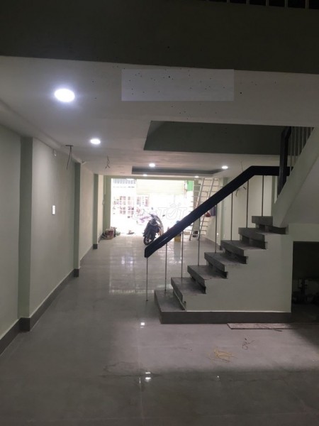 Có nhà rộng 332m2, Hoa Hồng Quận Phú Nhuận cần cho thuê giá 32 triệu/tháng, 3 tầng