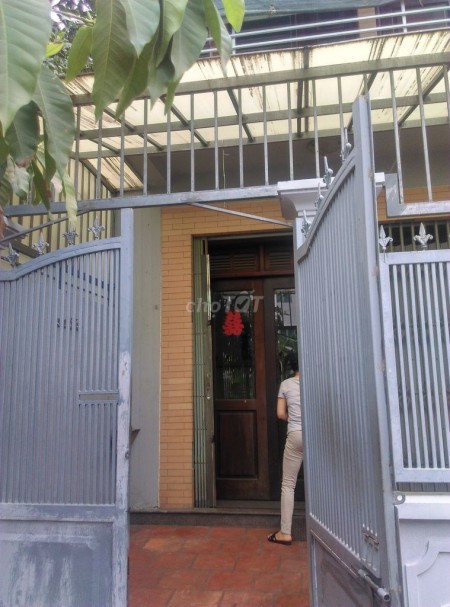 Cho thuê nhà hẻm xe hơi, cổng rào 2 lớp chắc chắn, an ninh. Giá thuê 10 triệu/tháng chỉ cho thuê ở lâu dài.