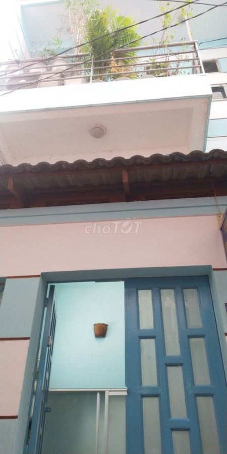 Cho thuê nhà nguyên căn tại Quận 1, Có nội thất cơ bản, 3Pn, 3Wc. Giá chỉ 17 triệu/tháng