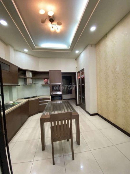 Có nhà hẻm Hồng Hà, Quận Tân Bình cần cho thuê giá 40 triệu/tháng, dtsd 320m2