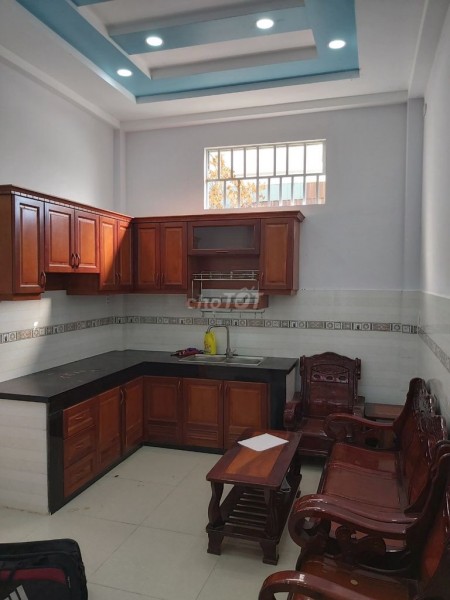 Có nhà rộng 39m2, 3 tầng, còn mới, không gian nhà thoáng, hẻm 2683 Phạm Thế Hiển, giá 8 triệu/tháng