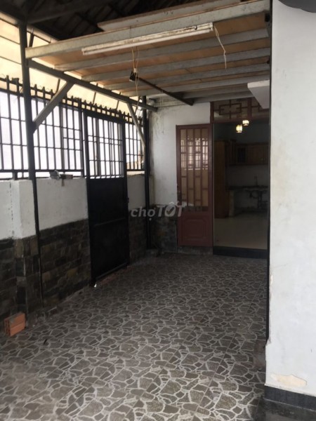 Nhà nguyên căn vị trí đẹp Quận Tân Phú, dtsd 122m2, giá 15 triệu/tháng, LHCC