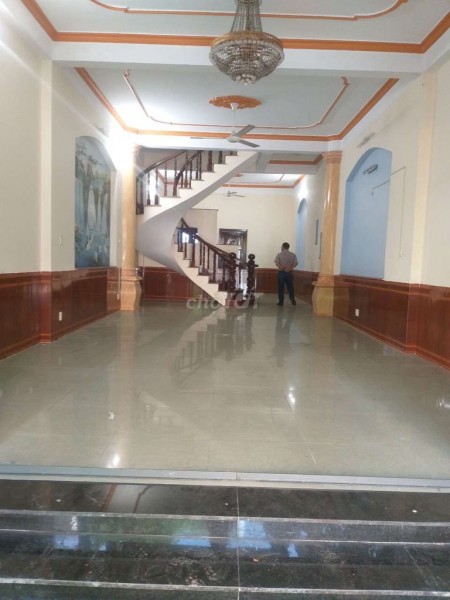 Nhà cho thuê 5x20m, có 1 trệt 2 lầu 4 phòng lớn và 4 nhà vệ sinh. Rộng rãi, sạch sẽ, mát mẽ