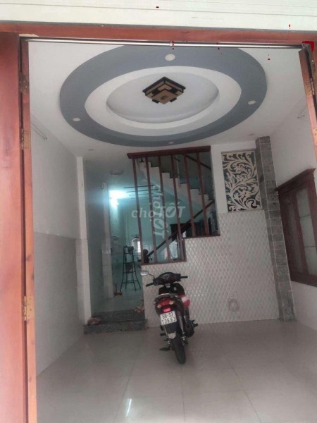 Cho thuê nhà nguyên căn có 5 phòng ngủ, 5 nhà vệ sinh, có 2 tầng lầu và 1 sân thượng rộng rãi