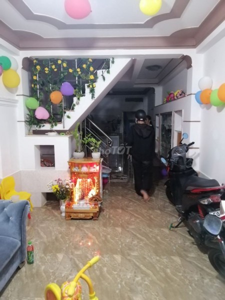 Nhà cho thuê tại đường Hoàng Diệu Quận 4. Giá 15 triệu nội thất có khá đầy đủ có 4 phòng ngủ và 3 nhà vệ sinh.