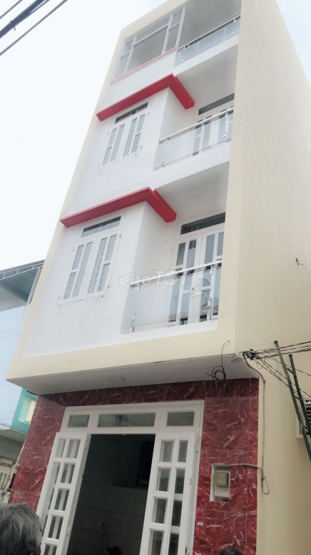Cần cho thuê nhà nguyên căn gồm 1 tầng trệt 2 tầng lầu và 1 sân thượng, bố trí 3 phòng ngủ và 4 wc