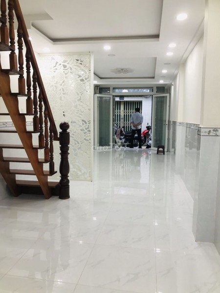 Cần cho thuê nhà nguyên căn 2 tầng ( 1 trệt, 1 lầu) bố trí 2 phòng ngủ và 2 nhà vệ sinh. 10 triệu/tháng tại Quận 1