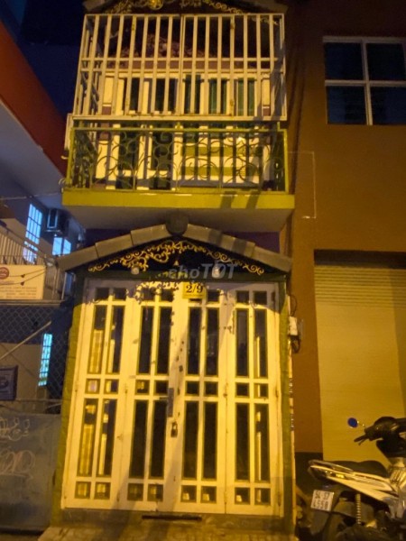 Nhà chính chủ gia đình đi nước ngoài nên cần cho thuê lại nhà nằm tại vị trí đắc địa của Quận 1 rất nhiều tiện ích.