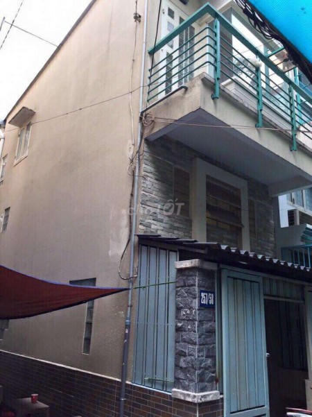 Nhà nguyên căn trong hẻm rộng tổng diện tích nhà 30m2 gồm 1 trệt, 1 lầu và 1 lững tại đường Đoàn Văn Bơ