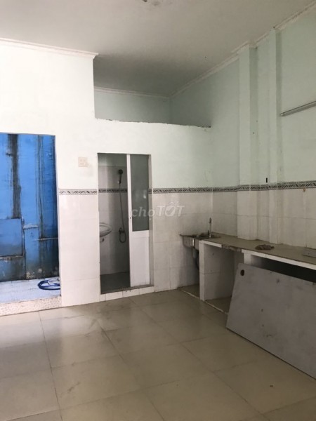 Nhà hẻm Ông Ích Khiêm, Quận 11 cần cho thuê giá 11 triệu/tháng, dtsd 56m2, 2 PN