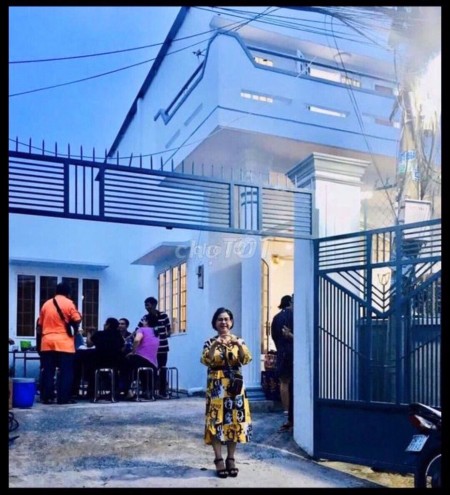 Nhà cho thuê diện tích chiều ngang 9m chiều dài 17m, 1 trệt, 1 lầu, 4 phòng lớn, giá cho thuê chỉ 10 triệu