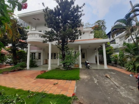 Cho thuê căn Villa 2 lầu 4 phòng ngủ tổng diện tích 405m2 ngay tại đường Trần Não Quận 2