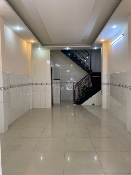 Có nhà hẻm 280/10 Nguyễn Tất Thành, Quận 4, giá 9 triệu/tháng, dtsd 36m2, 1 trệt 1 lửng