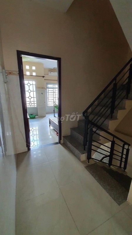 Nhà nguyên căn 2 lầu cần cho thuê có 4 phòng ngủ và 3 nhà vệ sinh, có sân thượng rộng rãi