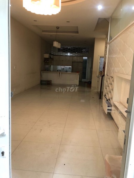 Nhà cho thuê nguyên căn tại Cách Mạng Tháng 8 Quận 1 nhà phù hợp với kinh doanh làm văn phòng