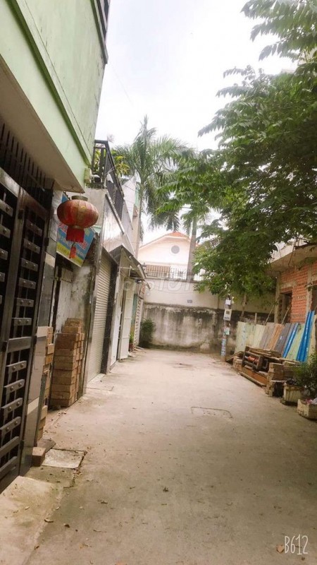 Nhà cho thuê nguyên căn 3 lầu có sân thượng, hẻm xe hơi tại đường Tô Ngọc Vân. 11 triệu một tháng thuê