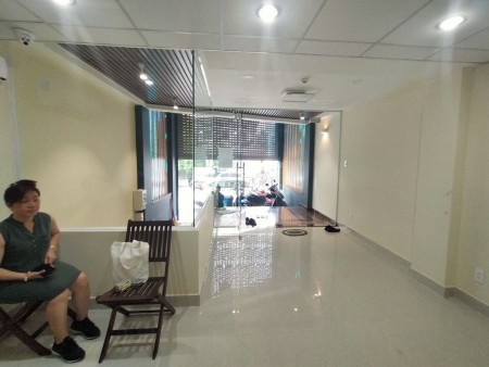 Chủ cần cho thuê nhà Quận Phú Nhuận, rộng 320m2 (4.5x18.5), giá 18 triệu/tháng, lh 0365439732