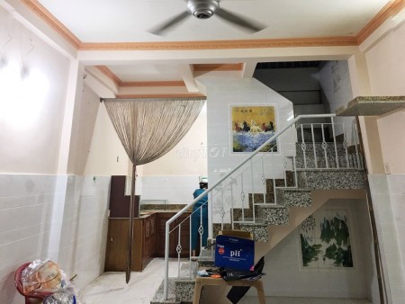 Nhà cho thuê nguyên căn giá rẻ tại Quận 4 nhà sạch sẽ mặt tiền Đường Số 4 có 3 Phòng ngủ