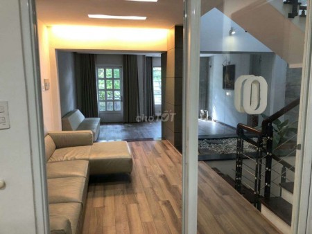Nhà cho thuê nguyên căn tại Tân Phong quận 7, 3 Tầng, 5PN, 5WC. Giá thuê 25 triệu, nhà mới tinh