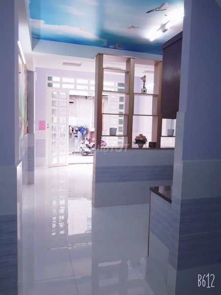 Có nhà rộng 110m2, 3 tầng, còn mới, không gian nhà rộng, giá 14 triệu/tháng, hẻm Phạm Hùng, Quận 8