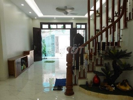 Cho thuê nhà rộng 360m2, 3 tầng, hẻm rộng, có sân thượng, hẻm Lê Văn Sỹ, Quận 3, giá 15 triệu/tháng