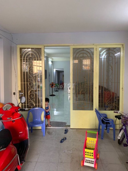 Cho thuê nhà nguyên căn ngay mặt tiền đường thuận tiện thuê vừa ở vừa kinh doanh. Giá thuê 12 triệu/tháng