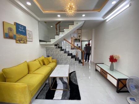 Cho thuê nhà nguyên căn chính chủ tại Nguyễn Thần Hiến Quận 4 nhà 2 tầng, diện tích 98m2