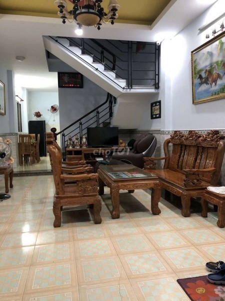 Cho thuê nhà nguyên căn 1 trệt 1 lầu với 2 phòng ngủ có sẵn 2 máy lạnh. Giá thuê 5,5 triệu