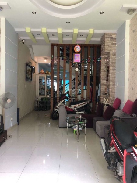 Cho thuê nhà mặt tiền đường 1 trệt 3 lầu tại Tân Phong Quận 7. Khách quan tâm lh: 0906377079 Hoa