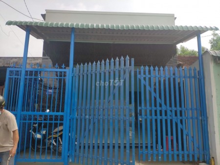 Cho thuê nhà cấp 4 mới xây xong mới tinh, có sân trước, có mái hiên, có hàng rào, mặt đường lớn