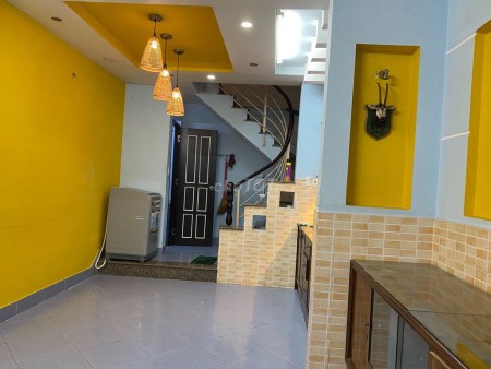 Cho thuê nhà nguyên căn gần Bùi Viện, 3 lầu và 1 trệt, dtsd 110m2