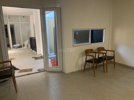 Cho thuê nguyên căn nhà phố 1 trệt 2 lầu sân thượng mặt tiền đường trung tâm quận 7