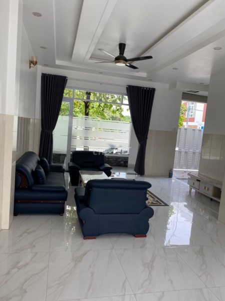 Cho thuê biệt thự vườn siêu đẹp, 8m x 17m, thuôc khu dân cư Đạt Gia Garden trung tâm huyện Hóc Môn.