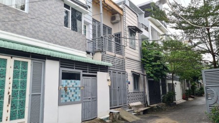 Cần cho thuê nhà nguyên căn mới trong khu nhà liền kề an ninh, yên tĩnh, mát mẽ, trong lành