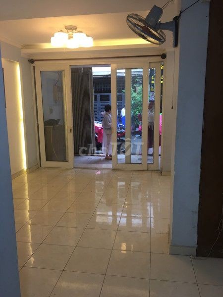 Nhà Quận 3, 3 lầu, 5 phòng ngủ, 3 wc, tổng 42m2, cho thuê 15 triệu/tháng